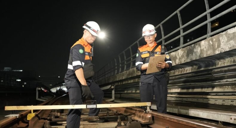 Di Balik Keselamatan dan Kelancaran Perjalanan, Petugas LRT Jabodebek Rutin Periksa dan Rawat Jalur