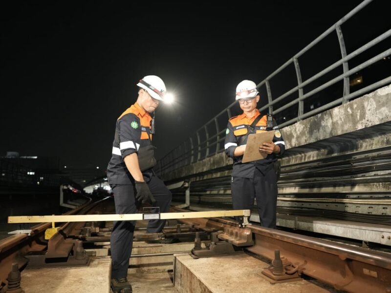 Di Balik Keselamatan dan Kelancaran Perjalanan, Petugas LRT Jabodebek Rutin Periksa dan Rawat Jalur